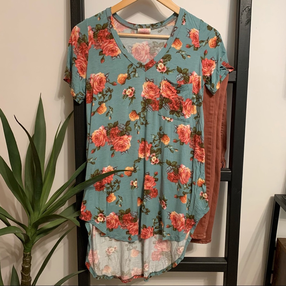 (20% off 3+!) Hi-lo floral shirt sleeve • Size Small